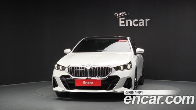 BMW 5-Series G60 530i xDrive M Sport - фото 1