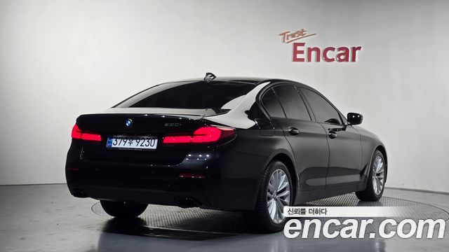 BMW 5-Series G30 520i Luxury - фото 1