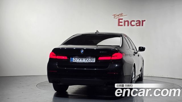 BMW 5-Series G30 520i Luxury - фото 3