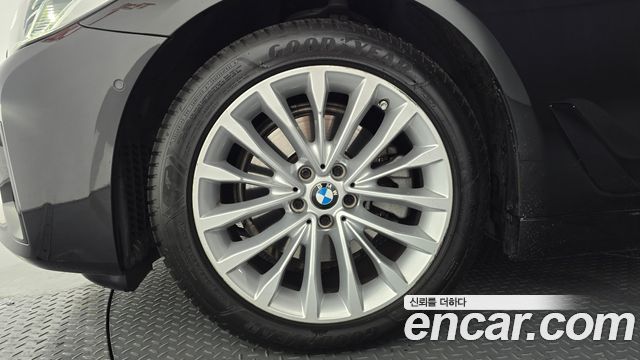 BMW 5-Series G30 520i Luxury - фото 4