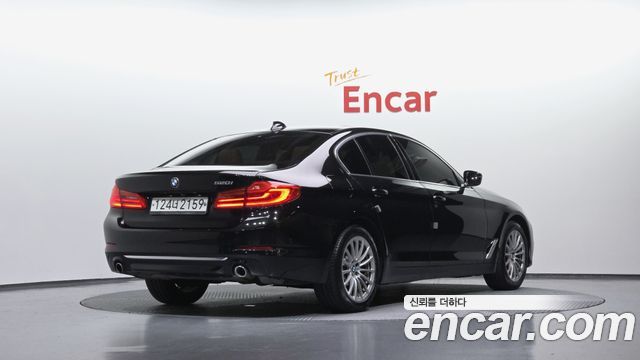 BMW 5-Series G30 520i Luxury - фото 1