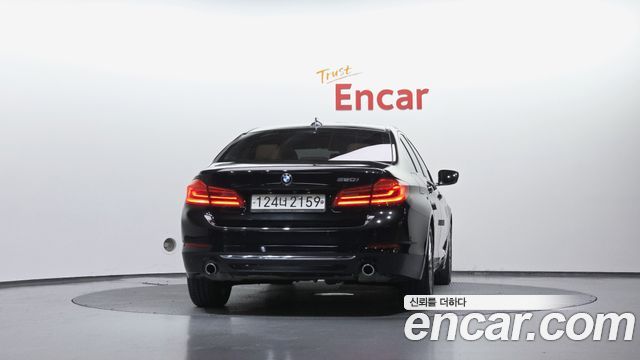 BMW 5-Series G30 520i Luxury - фото 3