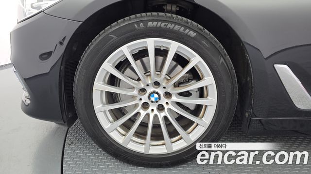 BMW 5-Series G30 520i Luxury - фото 4