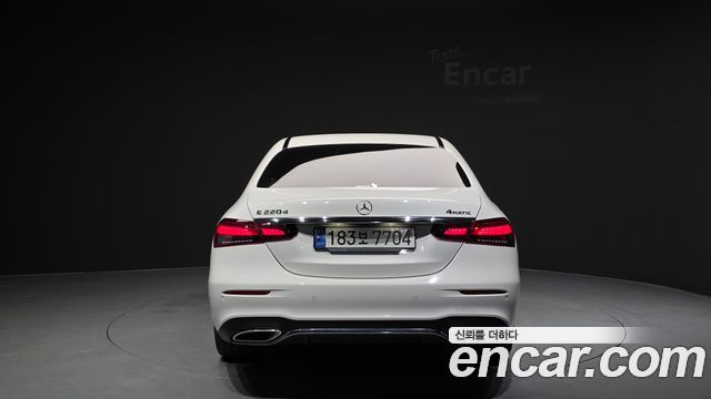 Mercedes-Benz E-Class W213 E220d 4MATIC AMG Line - фото 3