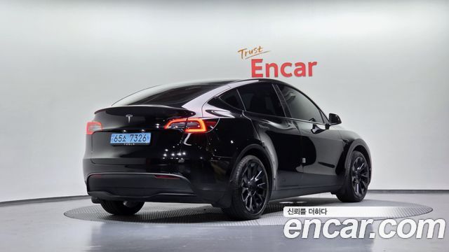 Tesla Model Y RWD - фото 1