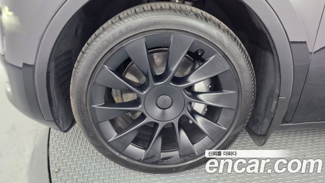Tesla Model Y RWD - фото 4
