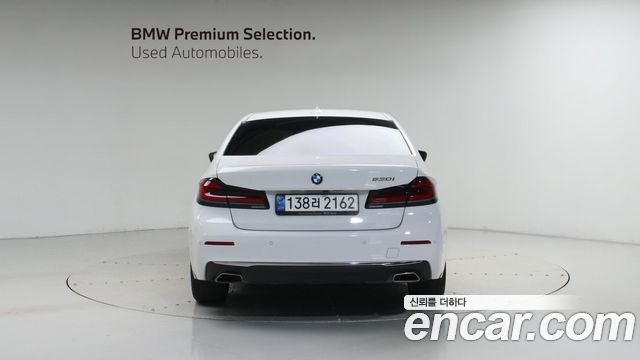 BMW 5-Series G30 530i Luxury - фото 3