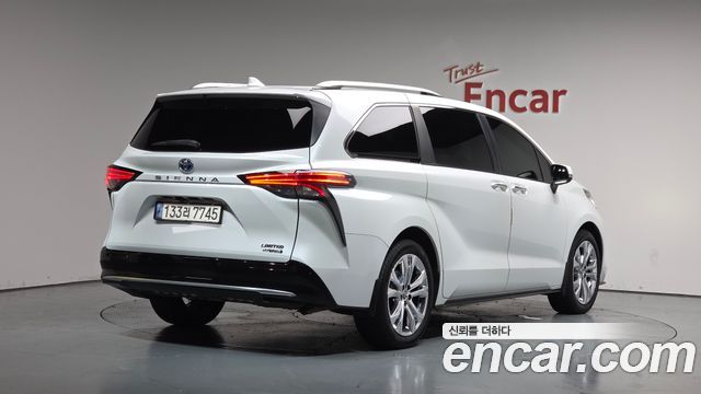 Toyota Sienna 4-го поколения 2.5 Hybrid 2WD - фото 1