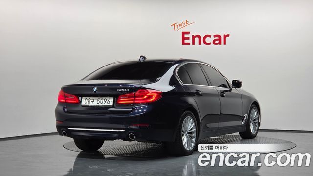BMW 5-Series G30 520d Luxury Plus - фото 1