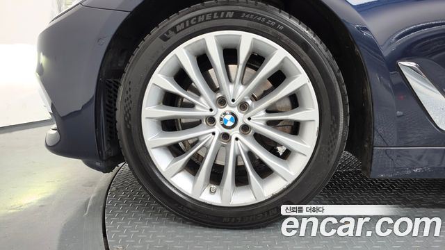 BMW 5-Series G30 520d Luxury Plus - фото 4