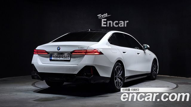 BMW 5-Series G60 520i M Sport - фото 1