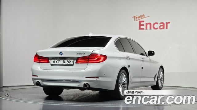 BMW 5-Series G30 520d Luxury Plus - фото 1