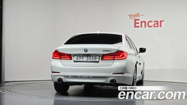BMW 5-Series G30 520d Luxury Plus - фото 3