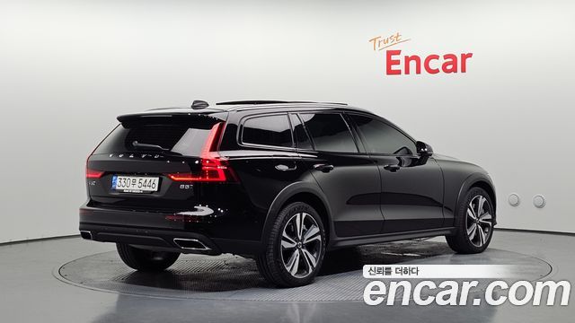Volvo V60 2-го поколения B5 Pro AWD - фото 1