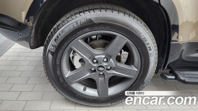 Land Rover Defender L663 110 P300 X-Dynamic SE - фото 3