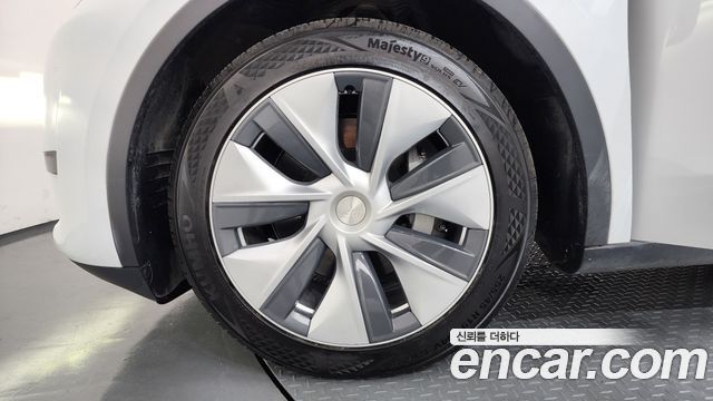 Tesla Model Y RWD - фото 4