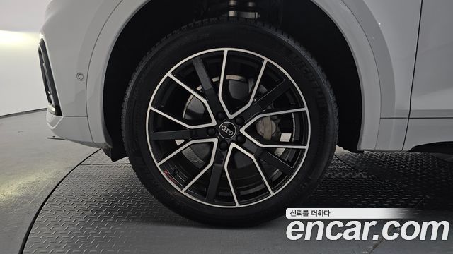 Audi Q5 FY 45 TFSI Quattro Premium - фото 4