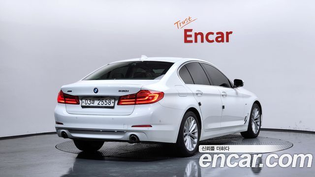 BMW 5-Series G30 530i xDrive Luxury Plus - фото 1