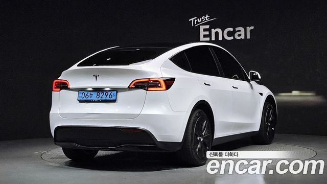 Tesla Model Y RWD - фото 1