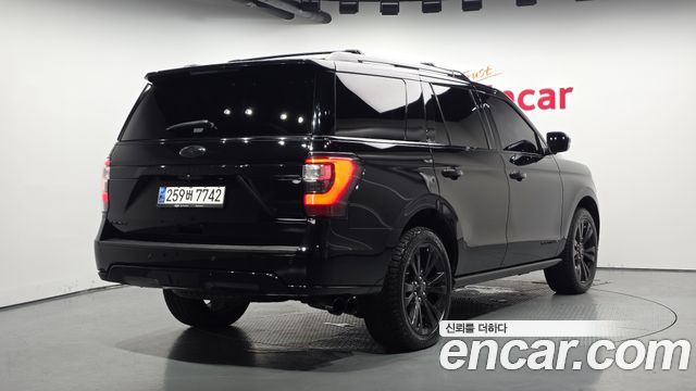 Ford Expedition Platinum 4WD 7Seater - фото 1