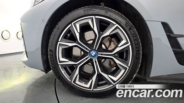 BMW i4 eDrive40 M Sports - фото 4