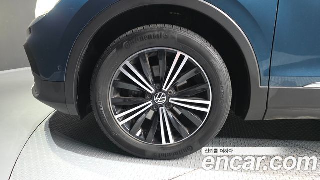 Volkswagen Tiguan 2-го поколения 2.0 TDI Premium - фото 4