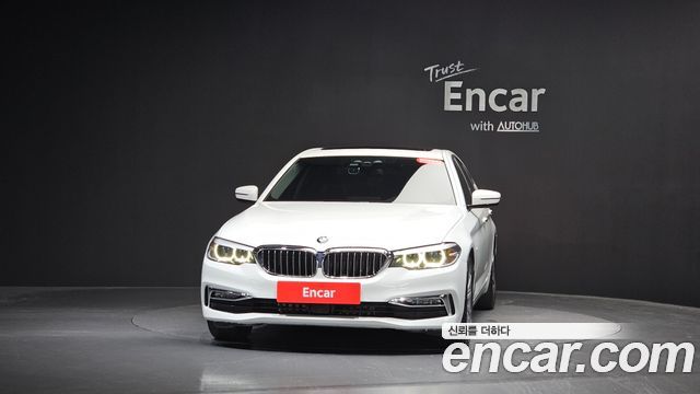 BMW 5-Series G30 520i Luxury - фото 1