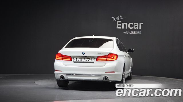 BMW 5-Series G30 520i Luxury - фото 2