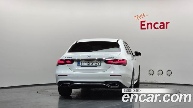 Mercedes-Benz E-Class W213 E220d 4MATIC AMG Line - фото 3