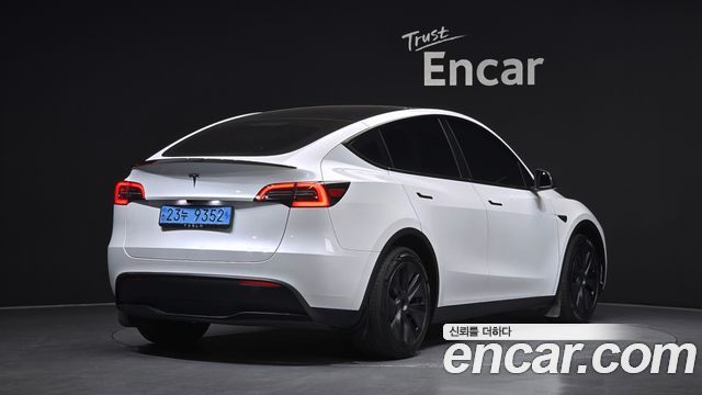 Tesla Model Y RWD - фото 1