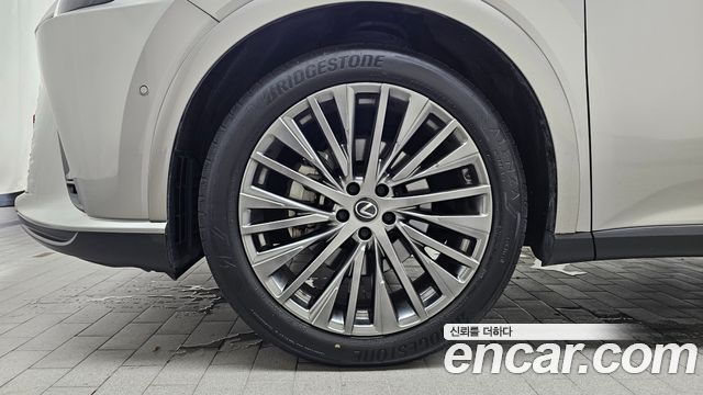 Lexus RX 5-го поколения Luxury - фото 3