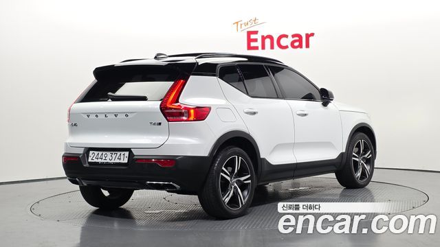 Volvo XC40 T4 R-Design - фото 1