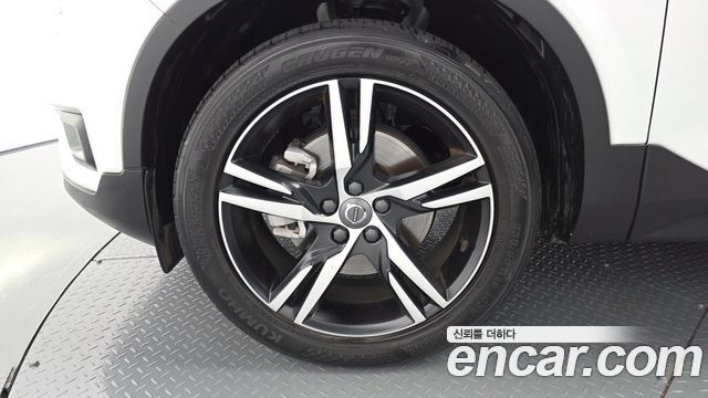 Volvo XC40 T4 R-Design - фото 4