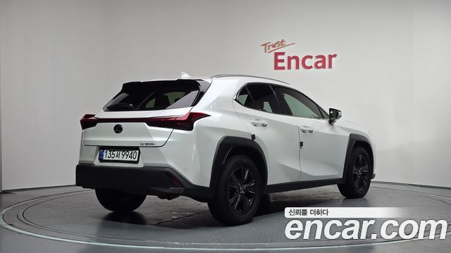 Lexus UX 2.0 2WD - фото 1