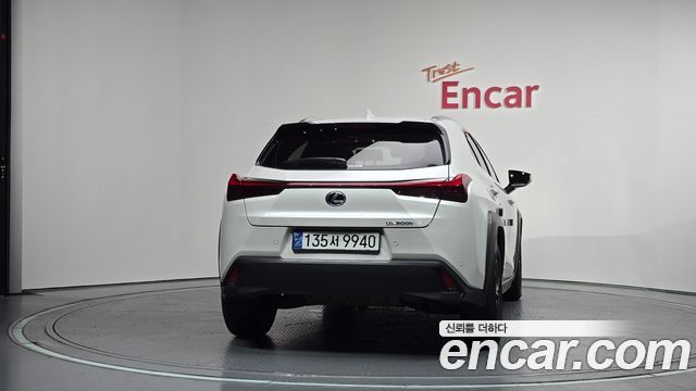 Lexus UX 2.0 2WD - фото 3
