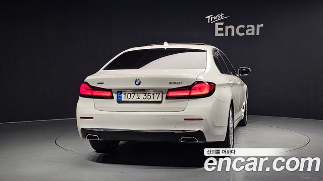 BMW 5-Series G30 530i xDrive Luxury - фото 3