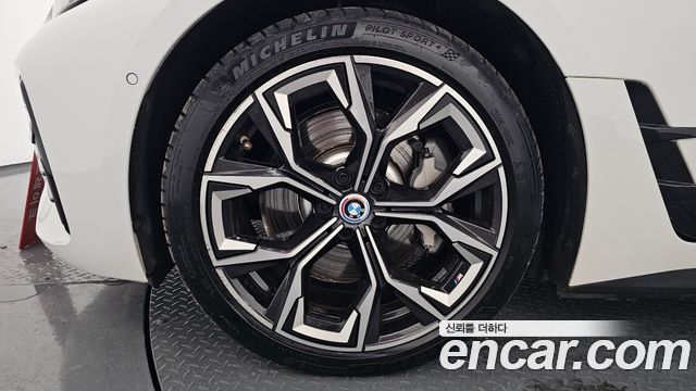 BMW i4 eDrive40 M Sports - фото 3