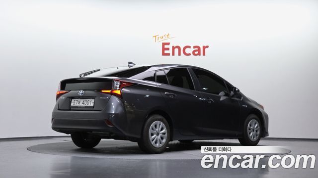 Toyota Prius 4-го поколения 1.8 - фото 1