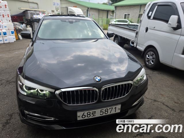 BMW 5-Series G30 520i Luxury - фото 0