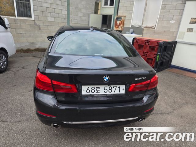 BMW 5-Series G30 520i Luxury - фото 2