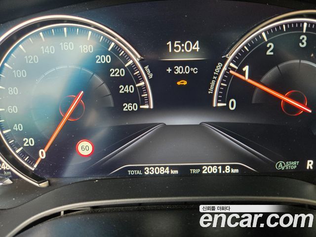 BMW 5-Series G30 520i Luxury - фото 3