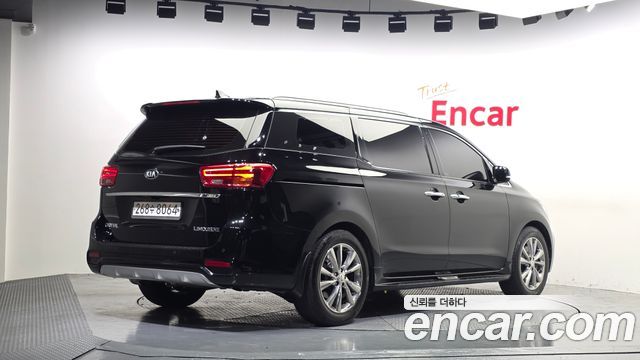 Kia Carnival Новый Gasoline 7-Seater Limousine VIP - фото 1
