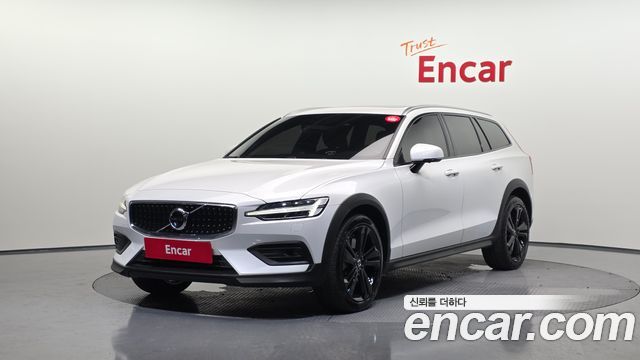 Volvo V60 2-го поколения T5 Pro AWD - фото 0
