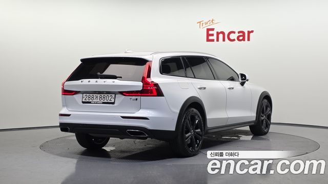 Volvo V60 2-го поколения T5 Pro AWD - фото 1