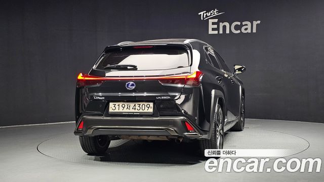 Lexus UX 2.0 F-Sport 2WD - фото 3