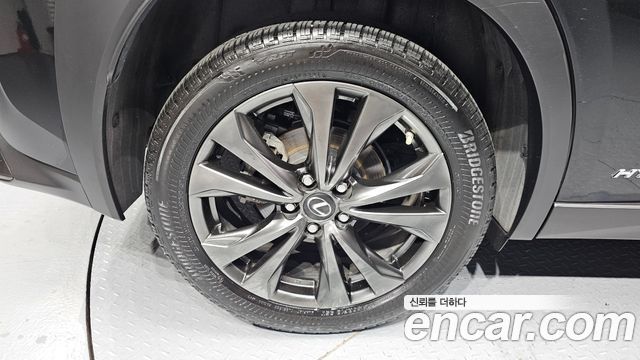 Lexus UX 2.0 F-Sport 2WD - фото 4