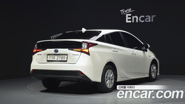 Toyota Prius 4-го поколения 1.8 - фото 1