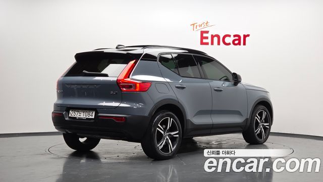 Volvo XC40 B4 R-Design - фото 1