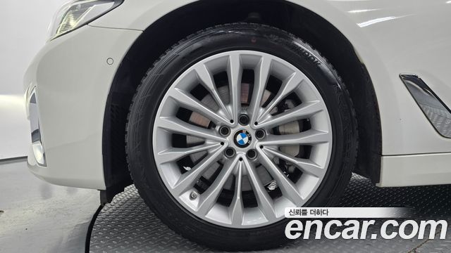 BMW 5-Series G30 530i Luxury - фото 3
