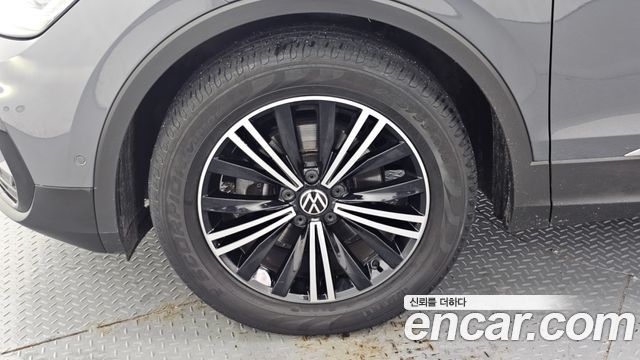 Volkswagen Tiguan 2-го поколения 2.0 TDI Premium - фото 4